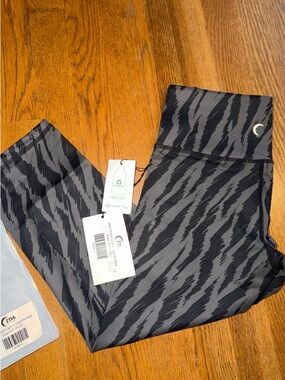 Zyia gray sketch Capri light n tight